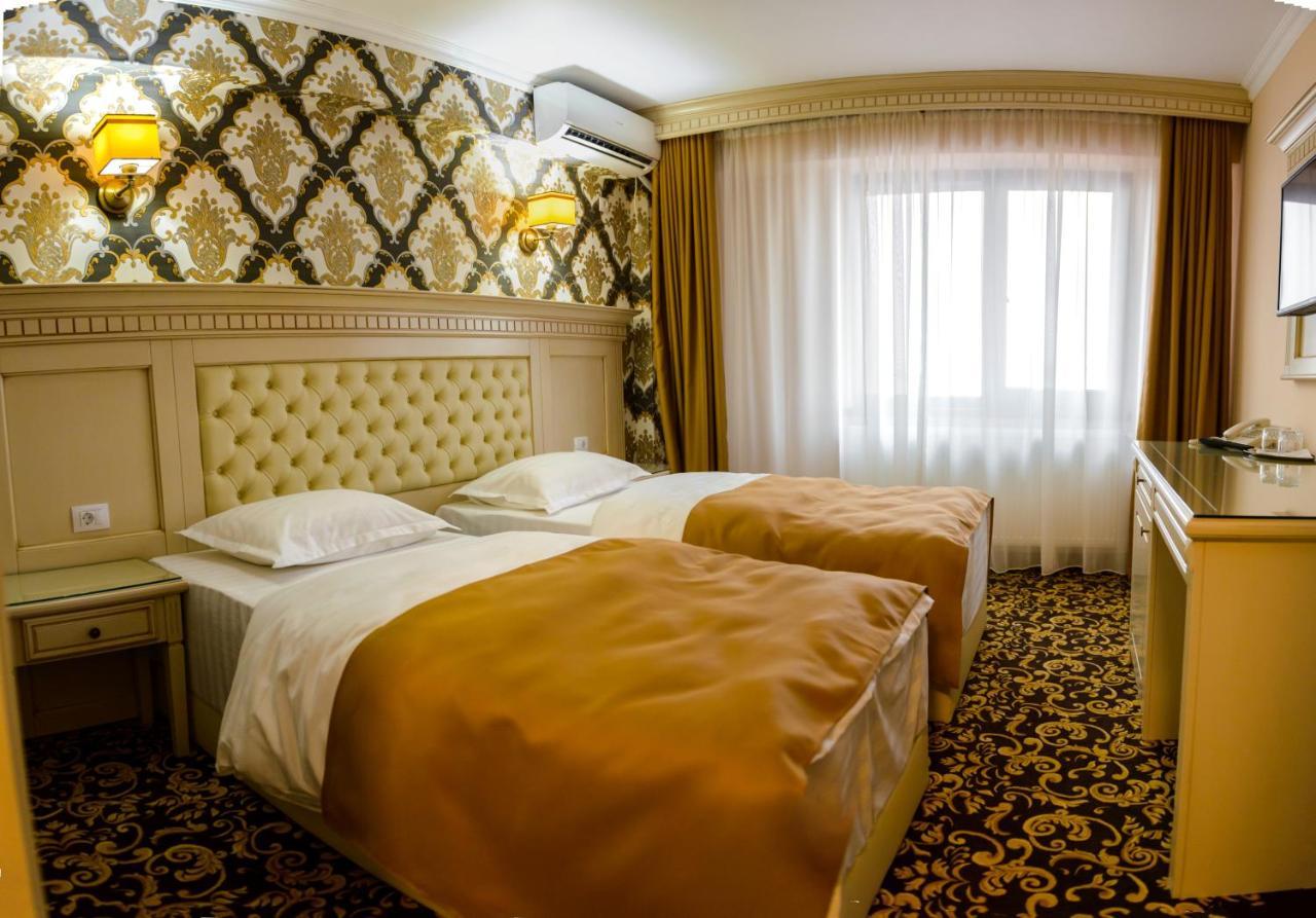 Little Orient Hotel Braila Bagian luar foto