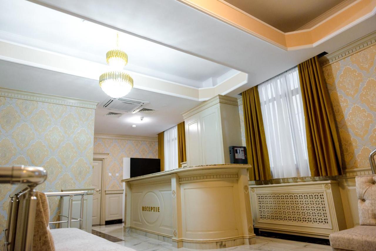 Little Orient Hotel Braila Bagian luar foto