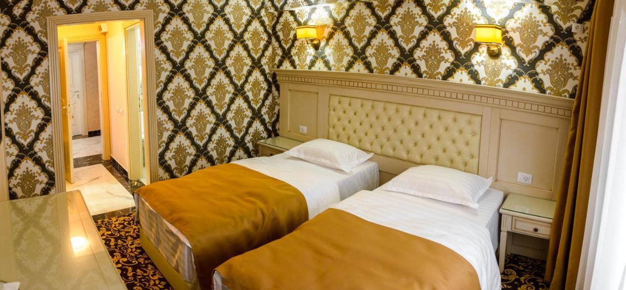 Little Orient Hotel Braila Bagian luar foto