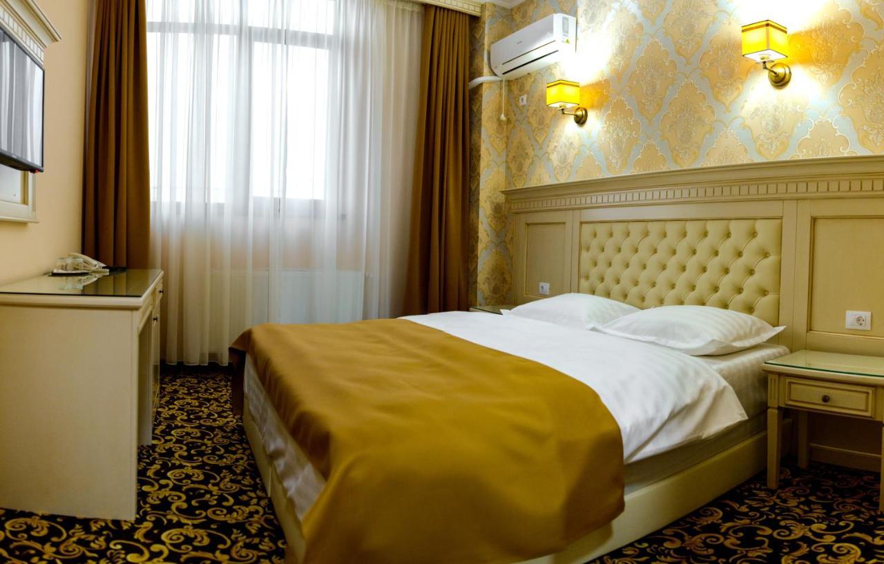 Little Orient Hotel Braila Bagian luar foto