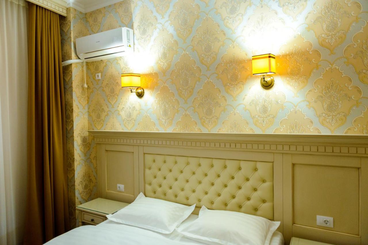 Little Orient Hotel Braila Bagian luar foto