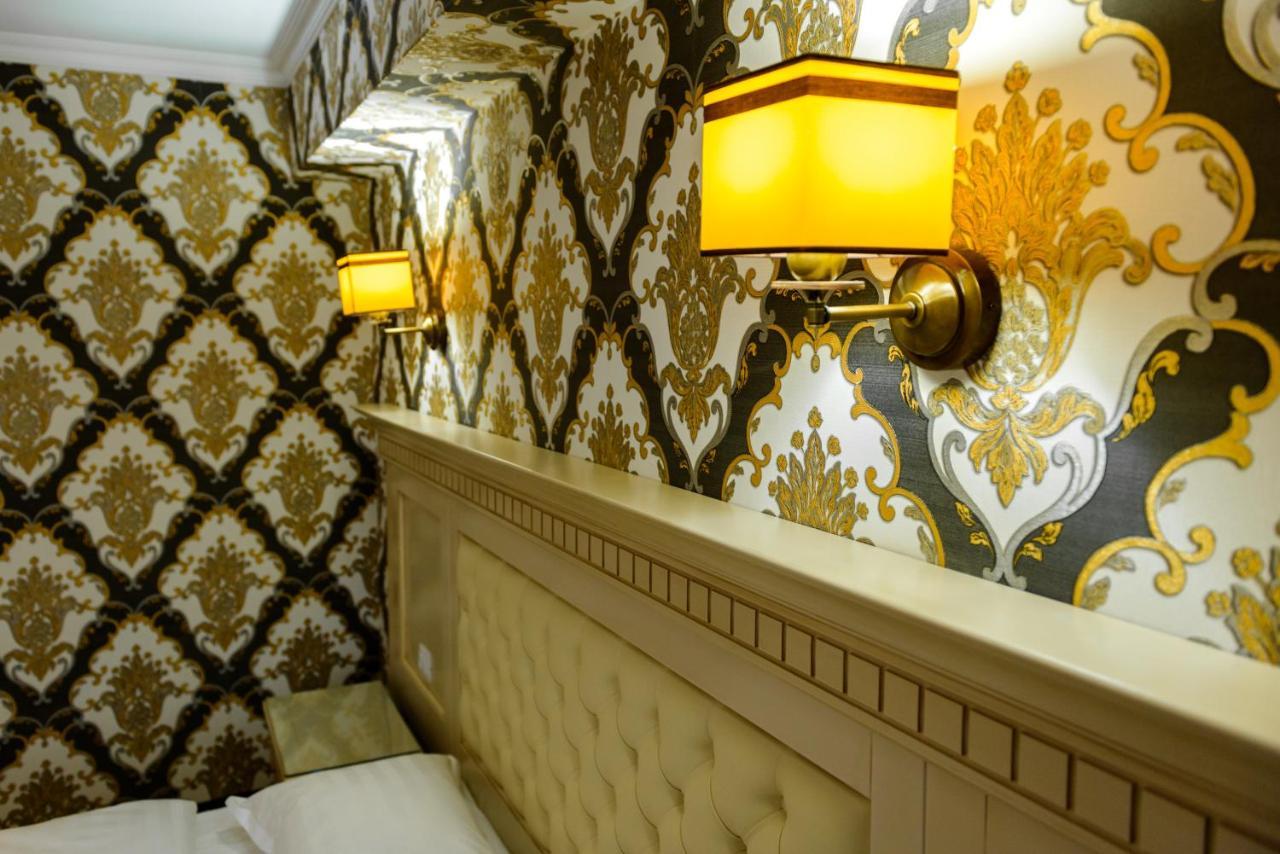 Little Orient Hotel Braila Bagian luar foto