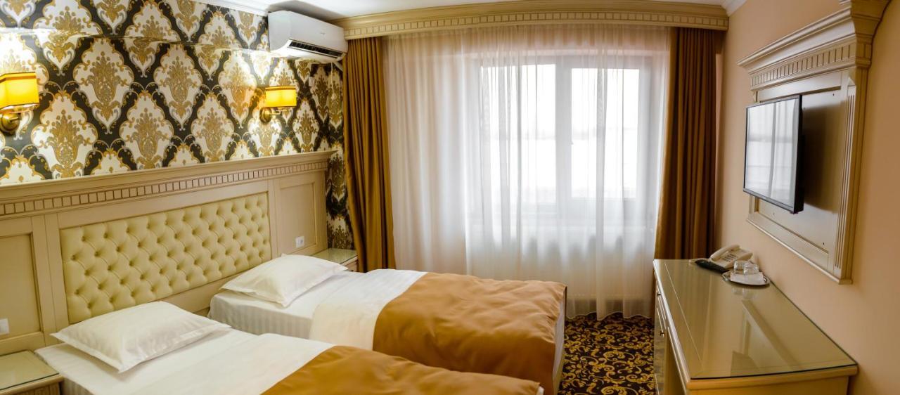 Little Orient Hotel Braila Bagian luar foto